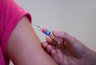 Отеки, боль и воспаления: медик рассказал какие есть противопоказаниях к прививкам